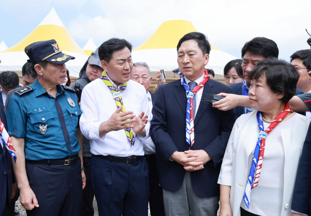 ▲김관영 전북도지사가 27일 새만금글로벌청소년리더센터에서 국민의힘 김기현 당대표를 만나서 성공적인 대회 개최 등에 의견을 나누고 있다. ⓒ전북도