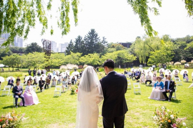 신혼부부가 서울 용산구 용산가족공원에서 결혼식을 진행하고 있다. 사진 제공=서울시