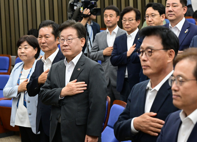 이재명 더불어민주당 대표가 27일 서울 여의도 국회에서 열린 정책의원총회에서 국민의례를 하고 있다. 성형주 기자