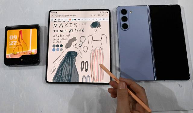 지난 26일 서울 강남구 코엑스에서 열린 ‘갤럭시언팩 2023’에서 한 참관객이 신제품을 사용해보고 있다. 권욱 기자