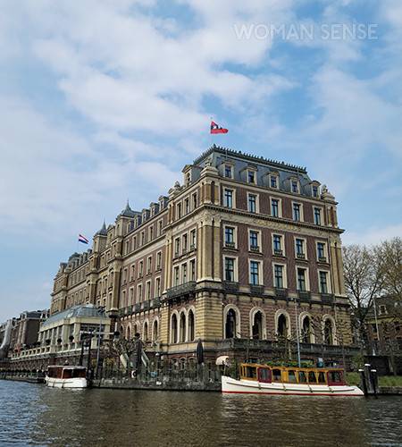 보트 선착장 앞 암스텔 호텔은 굳이 묵지 않고 구경만 해도 눈이 호강하는 곳.