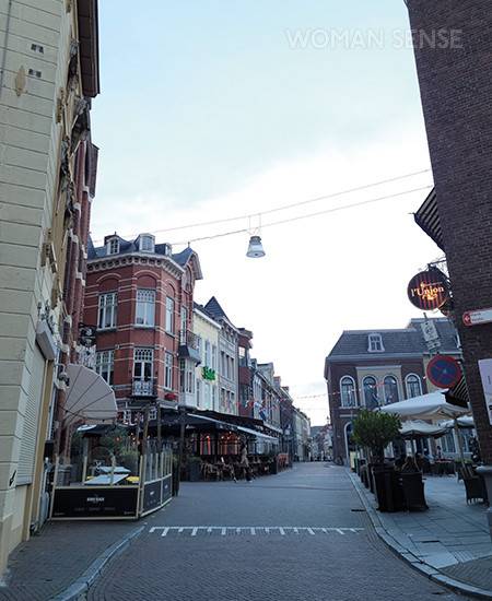 유럽 양식의 성당, 건물을 지나 말들이 풀을 뜯는 초원까지 다양한 풍경을 마주할 수 있다.