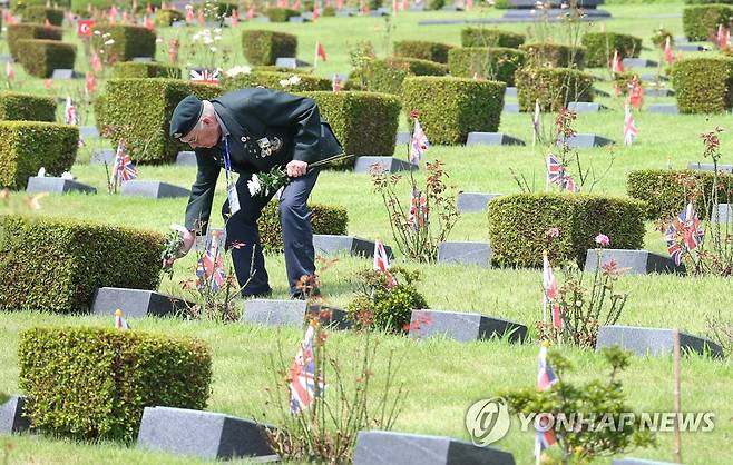 전우에게 헌화하는 참전용사 (부산=연합뉴스) 손형주 기자 = 27일 오전 부산 남구 유엔기념공원에서 영국 참전용사 레이몬드(92) 옹이 전우에게 헌화하고 있다. 레이몬드 옹은 6·25 전쟁에 함께 참전한 전우 3명의 묘역을 찾아 헌화했다. 그는 전우를 다시 만나면 하고 싶은 말이 무엇인지 묻는 질문에 말을 잇지 못했다. 2023.7.27 handbrother@yna.co.kr