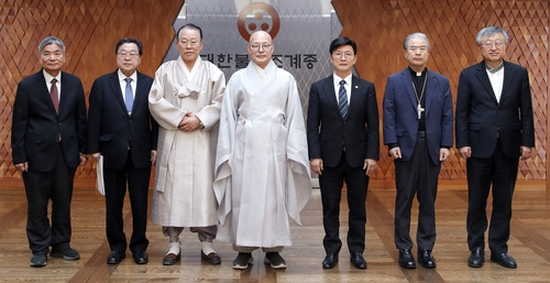 한국종교지도자협의회 대표자들 (서울=연합뉴스) 왼쪽부터 박상종 천도교 교령, 김령하 한국민족종교협의회 회장, 최종수 성균관 관장, 진우 대한불교조계종 총무원장, 정서영 한국기독교총연합회 대표회장, 이용훈 한국천주교주교회의 의장, 나상호 원불교 교정원장. [한국종교지도자협의회 제공, 재판매 및 DB 금지]