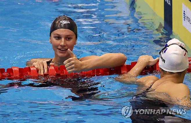 서머 매킨토시, 금메달 (후쿠오카=연합뉴스) 윤동진 기자 = 캐나다 서머 매킨토시가 27일 일본 후쿠오카 마린 메세 후쿠오카홀에서 열린 2023 세계수영선수권 여자 200m 접영 결승에서 금메달을 획득한 후 보스니아 헤르체고비나 라나를 향해 엄지를 들어 보이고 있다. 2023.7.27 mon@yna.co.kr