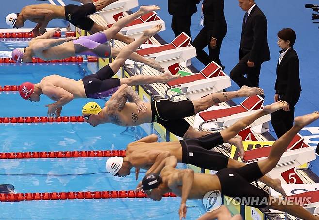 출발하는 카일 차머스 (후쿠오카=연합뉴스) 윤동진 기자 = 금메달을 획득한 호주 카일 차머스가 27일 일본 후쿠오카 마린 메세 후쿠오카홀에서 열린 2023 세계수영선수권 남자 100m 자유형 결승에서 출발하고 있다. 2023.7.27 mon@yna.co.kr