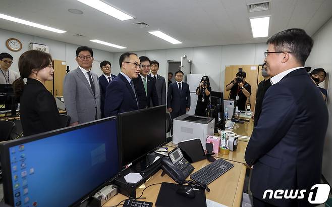 이원석 검찰총장이 26일 서울 양천구 서울남부지방검찰청에 출범한 가상자산범죄 합동수사단 사무실을 방문, 직원들과 인사를 나누고 있다. 가상자산합수단은 검찰, 금융감독원, FIU, 국세청, 관세청, 예금보험공사, 한국거래소 등 7개 국가기관 등에 소속된 조사·수사 전문인력 30여명으로 구성됐다. (공동취재) 2023.7.26/뉴스1 ⓒ News1 김진환 기자