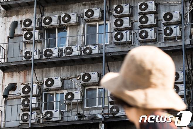 서울시내 한 건물 외벽에 에어콘 실외기가 힘차게 돌아가고 있다. /뉴스1 ⓒ News1 유승관 기자