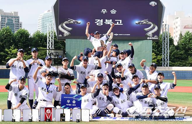 27일 서울 목동야구장에서 제78회 청룡기 전국고교야구선수권대회 물금고와 경북고의 결승전 경기가 열렸다. 경북고가 물금고에 4-1 승리하며 우승을 차지했다. 경북고 선수들이 이준호 감독을 헹가래 치고 있다. 목동=송정헌 기자songs@sportschosun.com/2023.07.27/