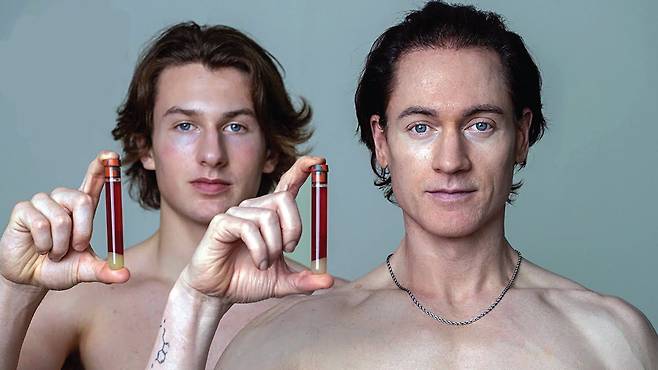 미국 억만장자 브라이언 존슨(45, 오른쪽)은 17세 아들(왼쪽)의 피를 수혈받아 젊어지려고 했지만 최근 효과가 없었다고 실험을 중단했다. 하지만 동물실험에서는 젊은 피가 나이든 쥐의 수명을 연장하는 효과가 나왔다./Brian Johnson