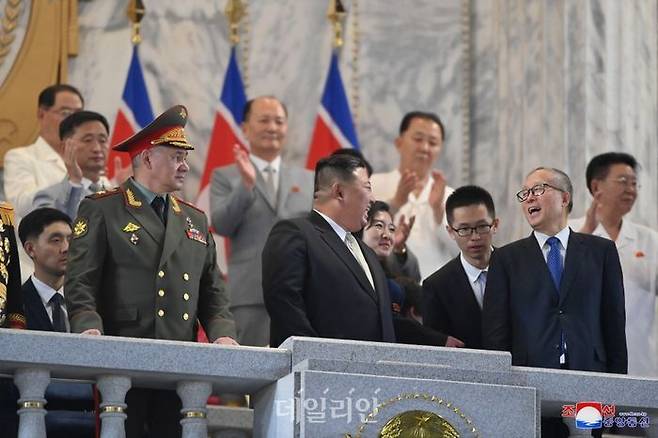 북한 관영매체인 조선중앙통신은 28일 "수도 평양에서 전날 저녁 위대한 조국해방전쟁승리 70돌 경축 열병식이 성대히 거행됐다"고 전했다. 김정은 국무위원장(가운데)을 중심으로 리홍충 중국 전국인민대표대회 상무위원회 부위원장과 세르게이 쇼이구 러시아 국방부 장관이 좌우로 주석단에 나란히 자리한 모습. ⓒ조선중앙통신