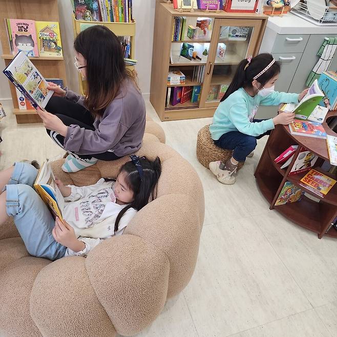 ‘돌멩이수프’에서 책을 읽고 있는 아이들.