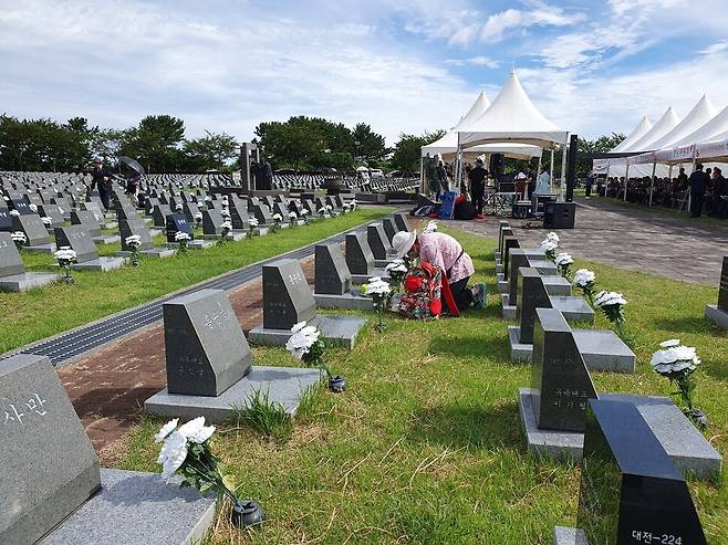 제주도가 28일부터 4·3으로 인해 뒤틀린 가족관계를 바로잡기 위한 가족관계등록부 작성(정정) 확대 신청·접수에 들어갔다. 허호준 기자