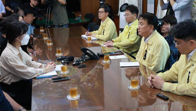 28일 김영환 충북지사가 도청에서 오송 지하차도 침수 사고 유족협의회와 면담하고 있다. 충북도 제공·뉴시스