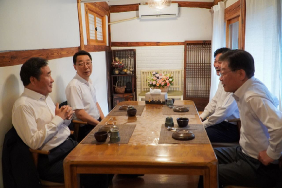 (왼쪽부터 시계방향) 이낙연 전 더불어민주당 대표와 윤영찬 민주당 의원, 김영진 민주당 당대표 정무조정실장, 이재명 민주당 대표가 28일 서울 종로구 한 음식점에서 만나 담소를 나누고 있다. [사진=더불어민주당]