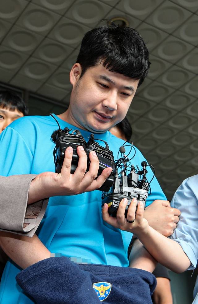 4명의 사상자를 낸 '신림동 흉기난동 사건' 피의자 조선이 28일 오전 서울 관악경찰서에서 검찰로 송치되고 있다. 공동취재사진