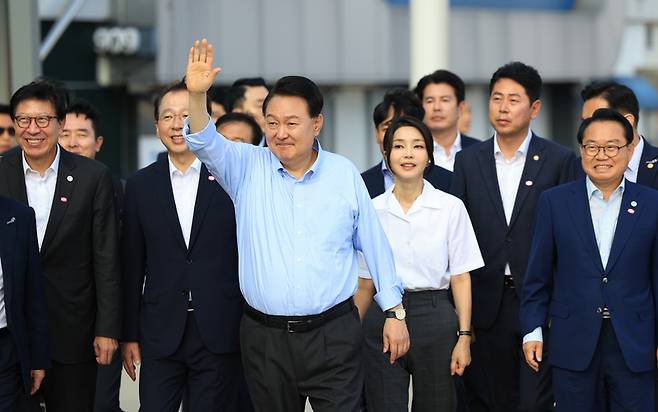 윤석열 대통령과 김건희 여사가 어제(27일) 부산 중구 자갈치시장을 찾아 시민들에게 인사하고 있다. / 사진 제공 = 대통령실