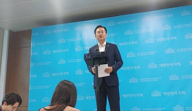 ▲유상범 국민의힘 수석대변인이 28일 오후 국회 소통관 기자회견장옆 프레스라운지에서 이동관 방송통신위원장 후보 지명이 방송장악을 비판했던 국민의힙 입장과 모순되는 것 아니냐는 질의에 답변을 하지 않고 있다. 사진=조현호 기자