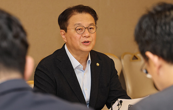 South Korea’s First Vice Minister of Economy and Finance Bang Ki-sun announces at an emergency economic vice-ministerial meeting held at the Seoul Government Complex on July 28. [Photo by Yonhap]