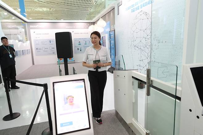 안면인식 기술로 신분을 확인하는 ‘스마트패스 서비스’가 28일 시험운영을 시작한 가운데 인천국제공항 제2여객터미널에서 한 여객이 스마트패스 서비스를 이용해  출국장으로 들어가고 있다.  <사진=인천공항공사>