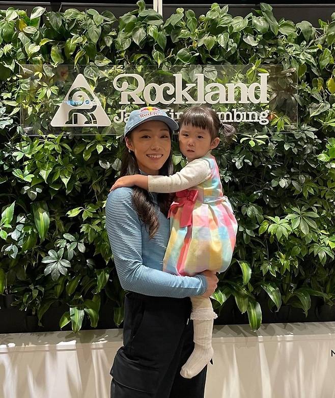 김자인이 딸 오규아 양과 함께 서울 강북구 수유동에 위치한 김자인 클라이밍 락랜드에서 환하게 웃고 있다. [사진 = 본인 제공]