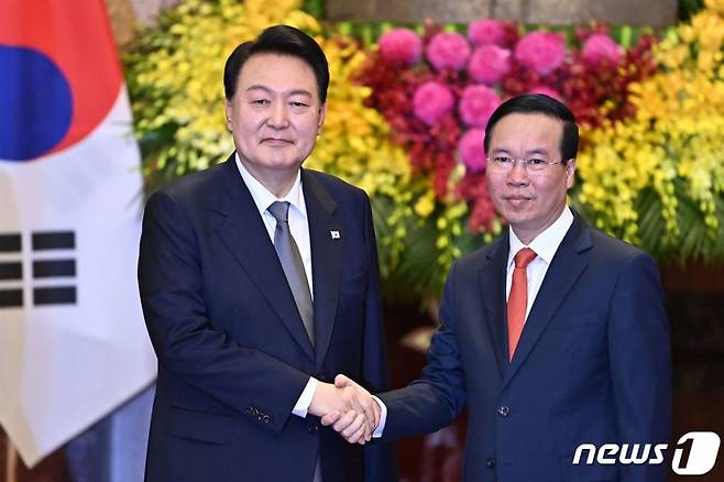 (AFP=뉴스1) 안은나 기자 = 윤석열 대통령이 23일(현지시간) 베트남 하노이 주석궁에서 보 반 트엉(Vo Van Thuong) 국가주석을 만나 악수하고 있다.  ⓒ AFP=뉴스1  Copyright (C) 뉴스1. All rights reserved. 무단 전재 및 재배포 금지.