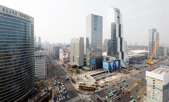 28일 글로벌 상업용 부동산 업체 '쿠시먼앤드웨이크필드 코리아'가 발표한 '2023년 2분기 리테일 시장 보고서'에 따르면 지난 분기 서울 가두상권 공실률은 18.7%로 집계됐다. 직전 분기보다 2.7%포인트(p) 하락한 수치다. 명동은 화장품 로드샵과 관광객 타깃 의류점, 액세서리점 등이 개점하면서 공실률이 꾸준히 하락했으며, 지난 1년간 서울 주요 상권 중 가장 낮은 공실률을 유지하고 있는 한남이태원은 공실률이 10.0%로 내렸다./사진=뉴시스