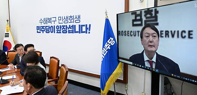 이재명 더불어민주당 대표와 지도부가 28일 서울 여의도 국회에서 열린 최고위원회의에 참석해 윤석열 대통령의 특활비와 관련한 보도영상을 시청하고 있다. 임세준 기자