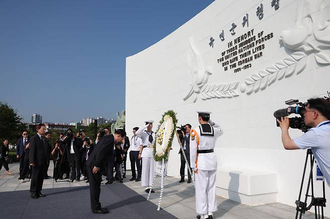 [부산=뉴시스] 윤석열 대통령이 6·25 정전협정 70주년을 맞아 27일 부산 남구 유엔기념공원을 찾아 유엔군 위령탑에 헌화한 뒤 묵념하고 있다. (사진=대통령실 제공) 2023.07.28 photo@newsis.com *재판매 및 DB 금지