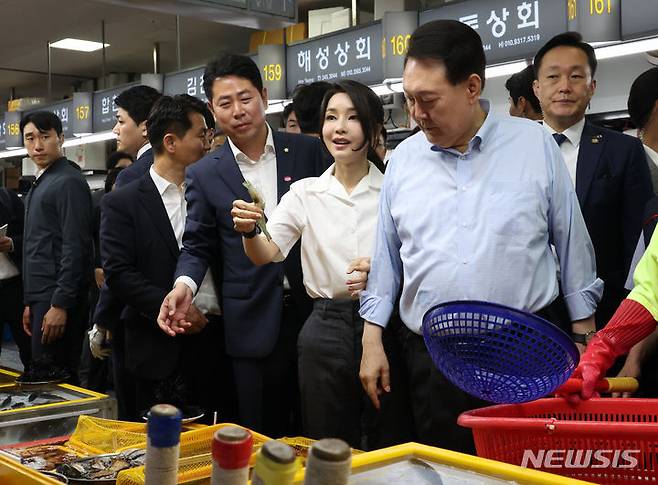 [부산=뉴시스] 홍효식 기자 = 윤석열 대통령 부인 김건희 여사가 27일 부산 중구 자갈치시장을 찾아 새우를 들어보이고 있다. (대통령실통신사진기자단) 2023.07.27. yesphoto@newsis.com