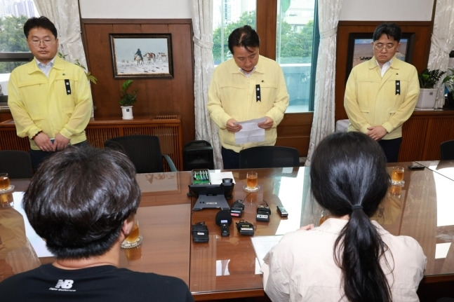 오송 지하차도 참사 희생자 유족들 앞에서 발언하는 김영환 충북지사. 충북도제공