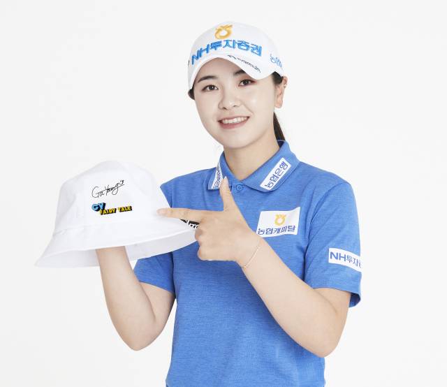 이가영의 사인이 새겨진 NH투자증권 레이디스 챔피언십 기념 버킷해트. 사진 제공=NH투자증권