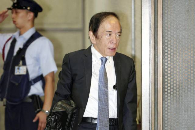 우에다 가즈오 일본은행 총재가 28일 일본은행 청사로 들어서고 있다. AP연합뉴스