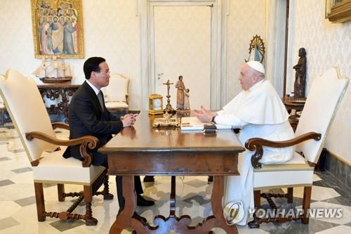 보 반 트엉 베트남 국가주석(왼쪽)과 만나는 프란치스코 교황(오른쪽) [EPA=연합뉴스 자료사진. 재판매 및 DB 금지]
