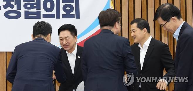 유·보 관리체계 일원화 당정 참석하는 김기현 대표 (서울=연합뉴스) 하사헌 기자 = 국민의힘 김기현 대표가 28일 오전 서울 여의도 국회에서 열린 유·보 관리체계 일원화 방안 관련 당정협의회에 참석하며 이주호 사회 부총리와 인사하고 있다. 2023.7.28 toadboy@yna.co.kr