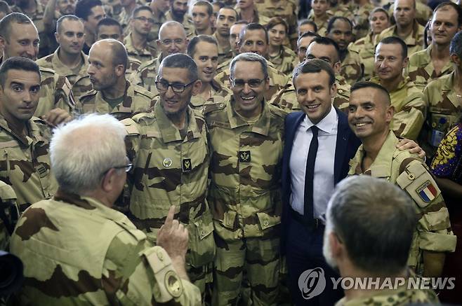 사헬지역에 파병된 부대 찾은 마크롱 [EPA 연합뉴스 자료사진. 재판매 및 DB 금지]