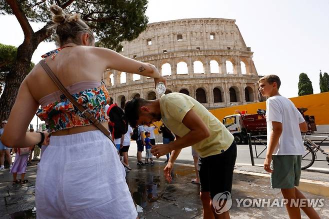 폭염에 힘들어하는 로마 관광객들 [로이터=연합뉴스 자료사진. 재판매 및 DB 금지]