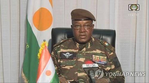 니제르 대통령 경호실장 압두라흐마네 치아니 장군, 국영 TV 출연 [AFP 연합뉴스, 재판매 및 DB 금지]