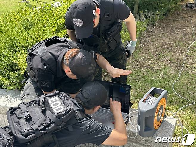 인국공 EOD 대원들이 폭발물을 탐지하고 있다. 2023.7.05/뉴스1 ⓒ News1 금준혁 기자