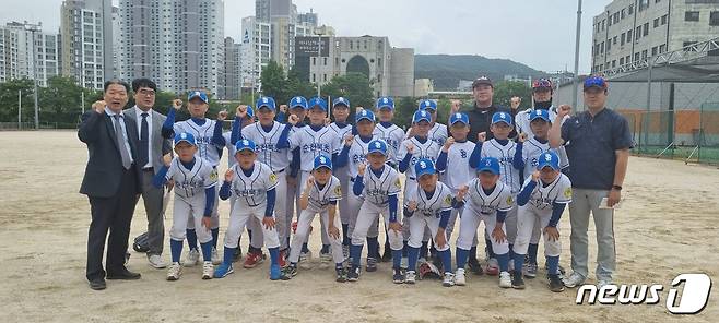 순천교육지원청(교육장 임종윤)- 관내 학교 운동부 학생 선수 4명이 야구, 배구 세계대회 국가대표로 선발됐다. 29일부터 8월6일까지 대만 타이완에서 열리는 '제7회 세계유소년야구대회'에 순천북초등학교 야구부 김주하·박준형 선수가, 8월2일부터 11일까지 개최되는 '2023 세계유스남자 U19 배구선수권대회'에 순천제일고등학교 배구부 정송윤·배준솔 선수가 국가대표로 발탁됐다. 사진은 순천북초등학교 야구부(전남교육청 제공)/뉴스1