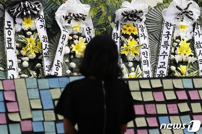 28일 오전 서울 강남구 강남서초교육지원청에 마련된 서이초등학교 교사 분향소에 추모객들의 발걸음이 이어지고 있다. /뉴스1 ⓒ News1 민경석 기자