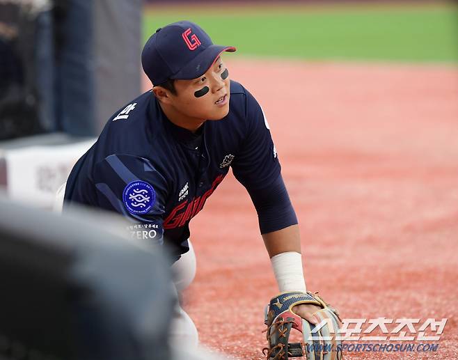 22일 수원 KT위즈파크에서 열린 롯데와 KT의 경기. 1회말 1사 1, 2루 박병호의 안타 때 우익수의 3루 송구가 빠지며 롯데가 2실점했다. 3루수 한동희가 아쉬워하고 있다. 수원=정재근 기자 cjg@sportschosun.com/2023.6.22/