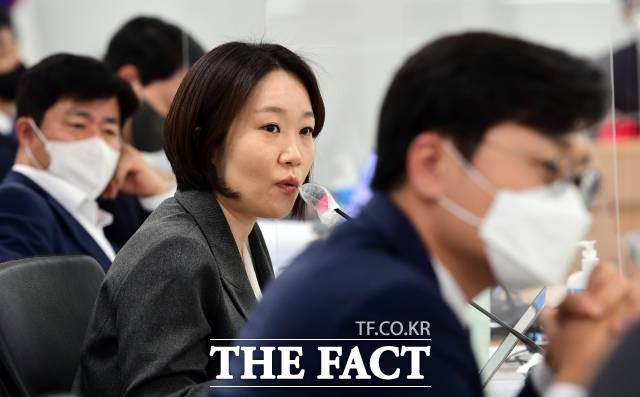 이소영 더불어민주당 의원이 26일 서울 여의도 국회에서 열린 국회 국토위원회 전체회의에서 양평고속도로 김건희 여사 일가 특혜 의혹과 관련해 원희룡 국토부 장관을 거세게 몰아붙여 눈길을 끌었다. /더팩트 DB