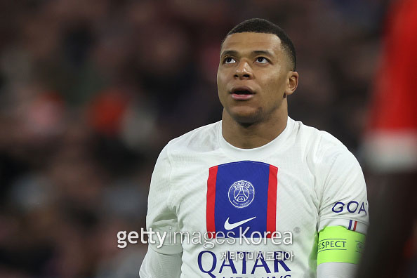 MUNICH, GERMANY - MARCH 08: Kylian Mbappe of Paris Saint-Germain reacts during the UEFA Champions League round of 16 leg two match between FC Bayern M체nchen and Paris Saint-Germain at Allianz Arena on March 08, 2023 in Munich, Germany. (Photo by Alex Grimm/Getty Images)