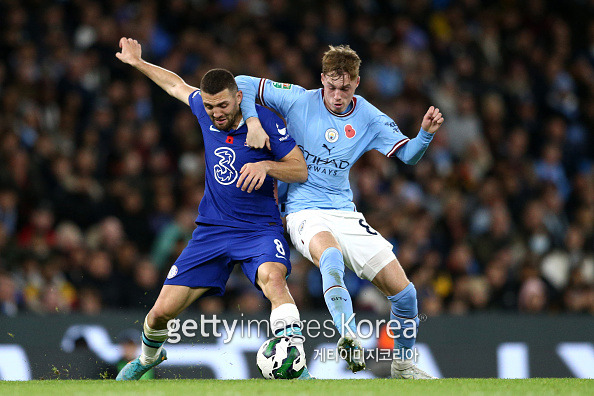 MANCHESTER, ENGLAND - NOVEMBER 09: Mateo Kovacic of Chelsea battles for possession with Cole Palmer of Manchester City during the Carabao Cup Third Round match between Manchester City and Chelsea at Etihad Stadium on November 09, 2022 in Manchester, England. (Photo by Jan Kruger/Getty Images)