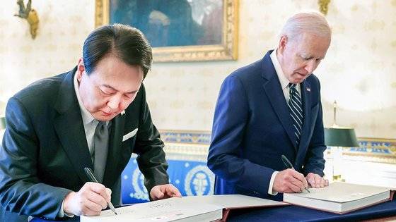 지난 4월 미국을 국빈 방문한 윤석열 대통령과 조 바이든 미국 대통령이 백악관 관저에서 열린 친교행사에서 한·미 동맹 70주년 사진집에 서명하고 있다. 연합뉴스