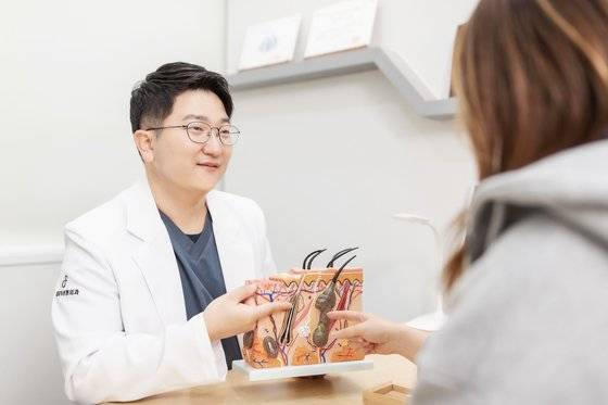 유튜브에서 '문신 지우는 영수쌤' 채널을 운영하고 있는 성형외과 전문의 박영수 원장. 사진 박영수 원장