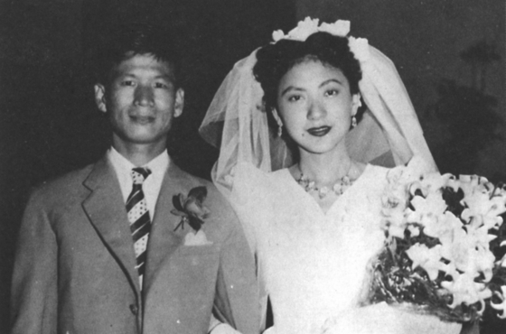 1956년 3월, 인하이광과 현명한 내조자 샤쥔루의 결혼식. 이날 인하이광은 녜화링의 모친이 장만한 양복을 입었다. [사진 김명호]