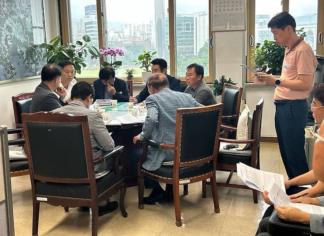 지난 25일 창원시가 미터기 제조사와 택시업계 관계자 등과 대책회의를 하는 모습.