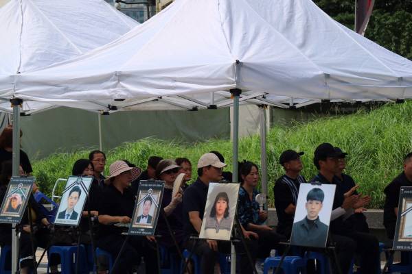 코로나19 백신 피해자들이 백신 피해 구제 특별법 제정을 요구하며 설치한 천막에 백신 접종 이후 숨진 이들의 영정사진이 있다. 코백회 제공